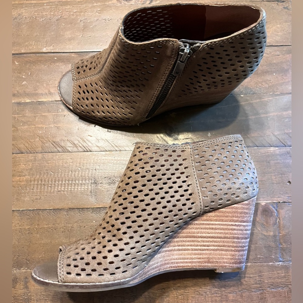 Lucky Brand Jabilo Perforated Suede Leather Open Toe Wedge Ankle Booties 6.5M
